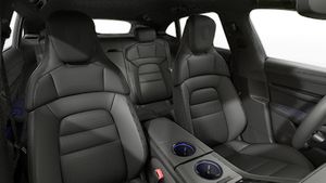 Interjero vaizdas, kuriame matomos priekinės sėdynės Taycan 4S Sport Turismo Black Edition