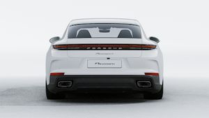 Išorinis Panamera 4 E-Hybrid vaizdas, rodantis automobilio galą