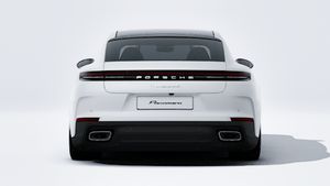 Išorinis Panamera 4 E-Hybrid Executive vaizdas, rodantis automobilio galą