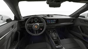Vue de l'intérieur montrant le volant et le tableau de bord d'un véhicule de transport de marchandises. 911 Carrera GTS