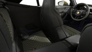 Vue de l'intérieur montrant les sièges arrière de 911 Spirit 70