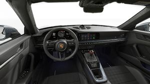 Vue de l'intérieur montrant le volant et le tableau de bord d'un véhicule de transport de marchandises. 911 Carrera T Cabriolet