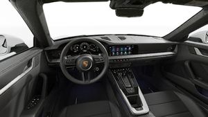 Vue de l'intérieur montrant le volant et le tableau de bord d'un véhicule de transport de marchandises. 911 Carrera S Cabriolet