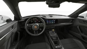 Vue de l'intérieur montrant le volant et le tableau de bord d'un véhicule de transport de marchandises. 911 GT3 with Touring Package