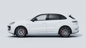 Vue extérieure de Cayenne S E-Hybrid Black Edition montrant le côté gauche de la voiture