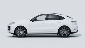 Vue extérieure de Cayenne Coupé Black Edition montrant le côté gauche de la voiture