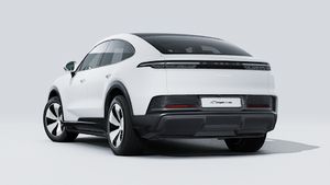 Vue extérieure de Cayenne Coupé Electric montrant l'arrière et le côté gauche de la voiture