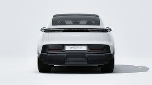 Vue extérieure de Cayenne Coupé Electric montrant l'arrière de la voiture