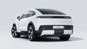 Außenansicht von Cayenne S Coupé Electric mit der Rückseite und der linken Seite des Fahrzeugs