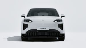 Vue extérieure de Cayenne Turbo Coupé Electric montrant l'avant de la voiture