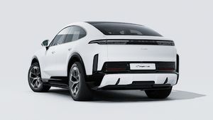 Vue extérieure de Cayenne Turbo Coupé Electric montrant l'arrière et le côté gauche de la voiture