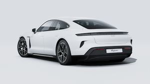 Vue extérieure de Taycan Turbo montrant l'arrière et le côté gauche de la voiture