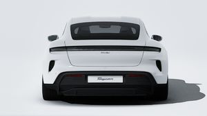 Vue extérieure de Taycan Turbo montrant l'arrière de la voiture