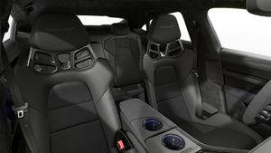 Vue intérieure montrant les sièges avant de Taycan Turbo GT