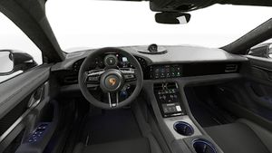 Vue de l'intérieur montrant le volant et le tableau de bord d'un véhicule de transport de marchandises. Taycan Turbo GT