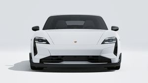 Außenansicht von Taycan Turbo GT mit Blick auf die Vorderseite des Fahrzeugs