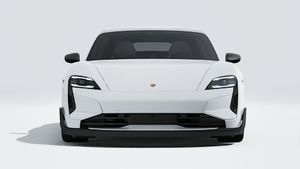 Vue extérieure de Taycan Turbo GT montrant l'avant de la voiture