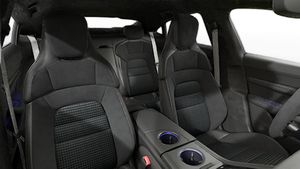 Vue intérieure montrant les sièges avant de Taycan 4 Black Edition