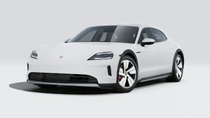 Außenansicht von Taycan 4S Cross Turismo mit der Vorderseite und der linken Seite des Fahrzeugs