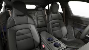 Innenansicht mit den Vordersitzen von Taycan Turbo Cross Turismo