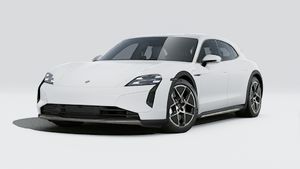 Außenansicht von Taycan Turbo Cross Turismo mit der Vorderseite und der linken Seite des Fahrzeugs