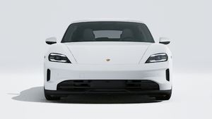 Außenansicht von Taycan Sport Turismo mit Blick auf die Vorderseite des Fahrzeugs