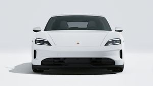 Vue extérieure de Taycan 4S Sport Turismo montrant l'avant de la voiture