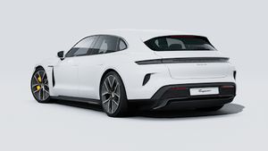 Außenansicht von Taycan Turbo S Sport Turismo mit der Rückseite und der linken Seite des Fahrzeugs