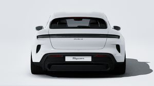 Außenansicht von Taycan Turbo S Sport Turismo mit Blick auf das Heck des Fahrzeugs