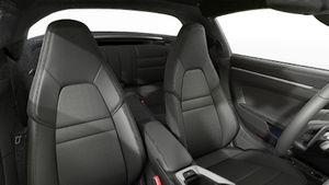 Skats no salona, kurā redzami priekšējie sēdekļi 911 Targa 4S