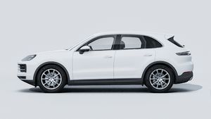 Cayenne ārējais skats, kurā redzama automašīnas kreisā puse.