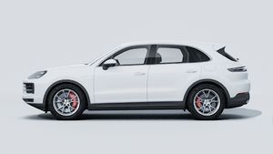 Cayenne S E-Hybrid ārējais skats, kurā redzama automašīnas kreisā puse.