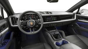 Skats no salona, kurā redzams stūres rats un instrumentu panelis Cayenne E-Hybrid Coupé