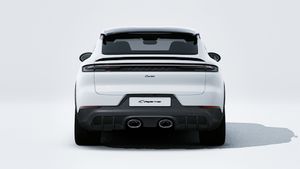 Cayenne Turbo E-Hybrid Coupé with GT Package ārējais skats, kurā redzama automašīnas aizmugure.