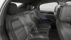 Skats no iekšpuses Cayenne Coupé Black Edition