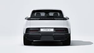 Cayenne Electric ārējais skats, kurā redzama automašīnas aizmugure.