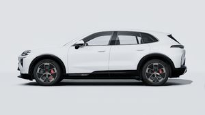 Cayenne Turbo Electric ārējais skats, kurā redzama automašīnas kreisā puse.