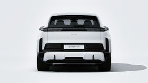 Cayenne Turbo Electric ārējais skats, kurā redzama automašīnas aizmugure.
