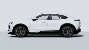 Cayenne Turbo Coupé Electric ārējais skats, kurā redzama automašīnas kreisā puse.