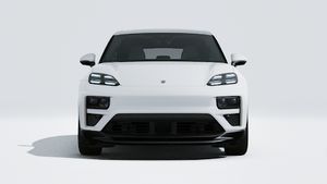 Macan Turbo ārējais skats, kurā redzama automašīnas priekšpuse.