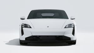 Taycan Turbo ārējais skats, kurā redzama automašīnas priekšpuse.