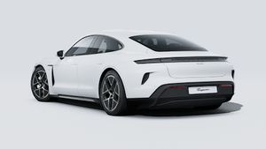 Taycan Turbo ārējais skats, kurā redzama automašīnas aizmugure un kreisā puse.