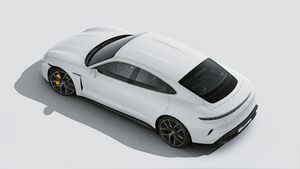 Taycan Turbo S ārējais skats no augšas