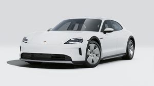 Taycan 4 Cross Turismo ārējais skats, kurā redzama automašīnas priekšpuse un kreisā puse.
