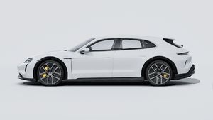 Taycan Turbo S Cross Turismo ārējais skats, kurā redzama automašīnas kreisā puse.