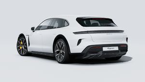 Taycan Turbo S Cross Turismo ārējais skats, kurā redzama automašīnas aizmugure un kreisā puse.