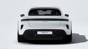 Taycan Turbo S Cross Turismo ārējais skats, kurā redzama automašīnas aizmugure.