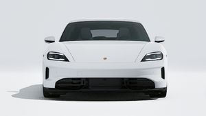 Taycan GTS Sport Turismo ārējais skats, kurā redzama automašīnas priekšpuse.