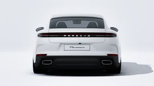 Panamera 4 ārējais skats, kurā redzama automašīnas aizmugure.