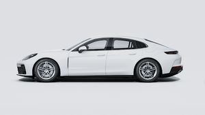 Panamera 4 E-Hybrid ārējais skats, kurā redzama automašīnas kreisā puse.